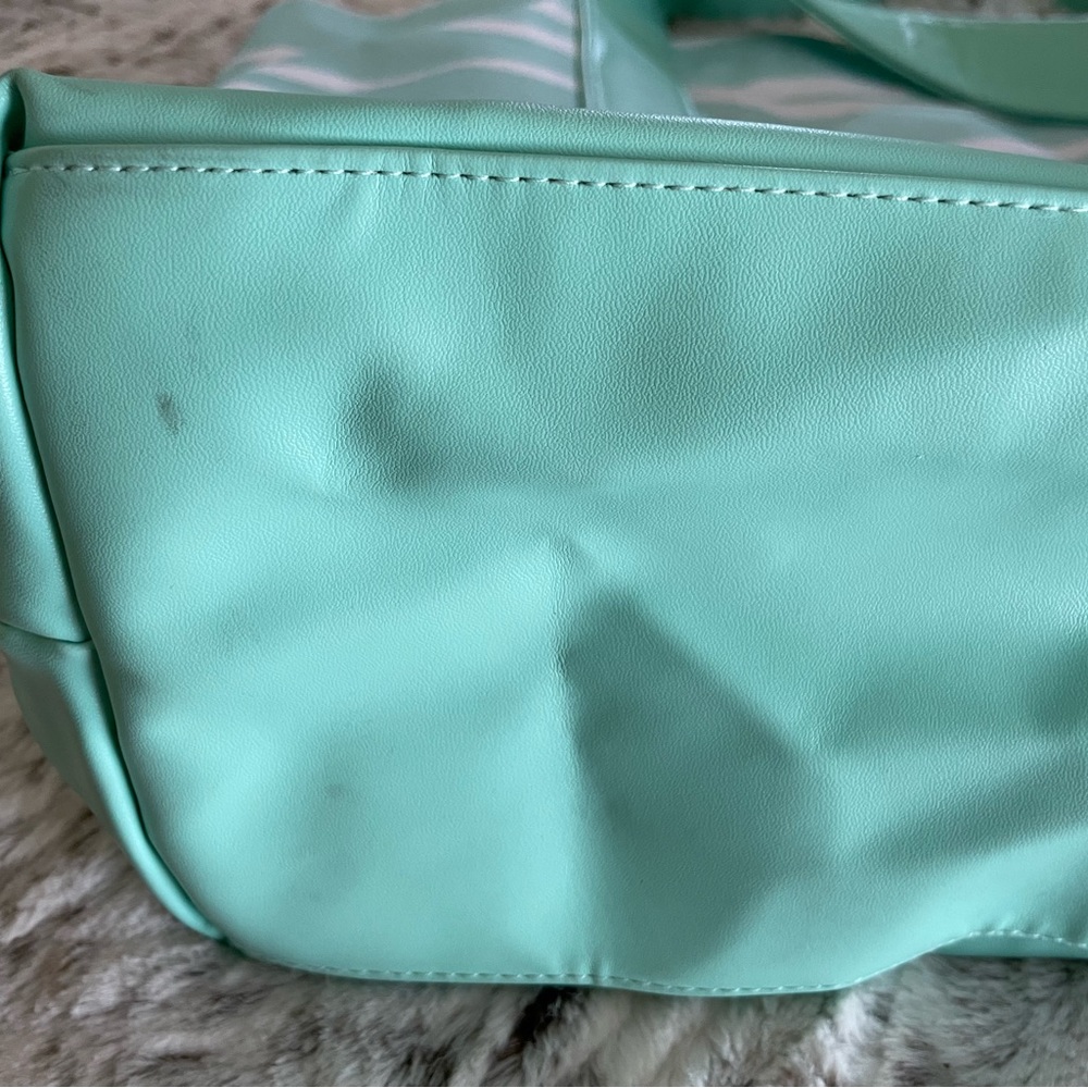 Large tote great for trips! - Picture 5 of 6
